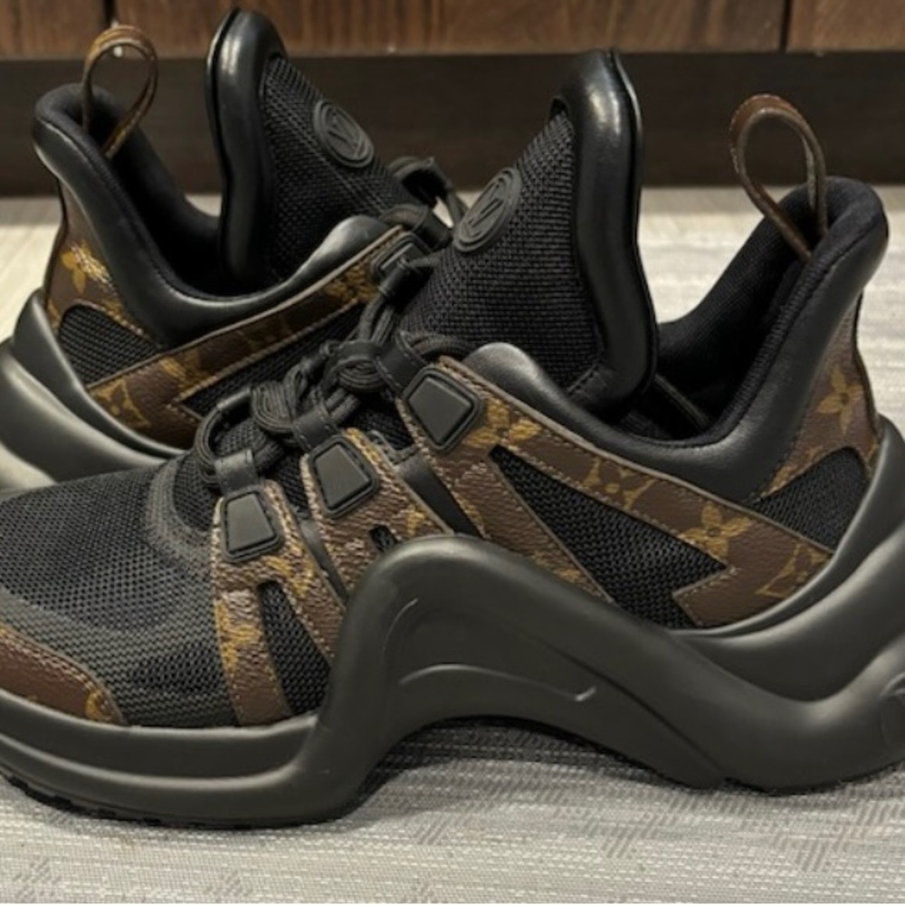 Play Vuitton women’s sneakers size 8 1/2 or size 39 will fit a slender size 9